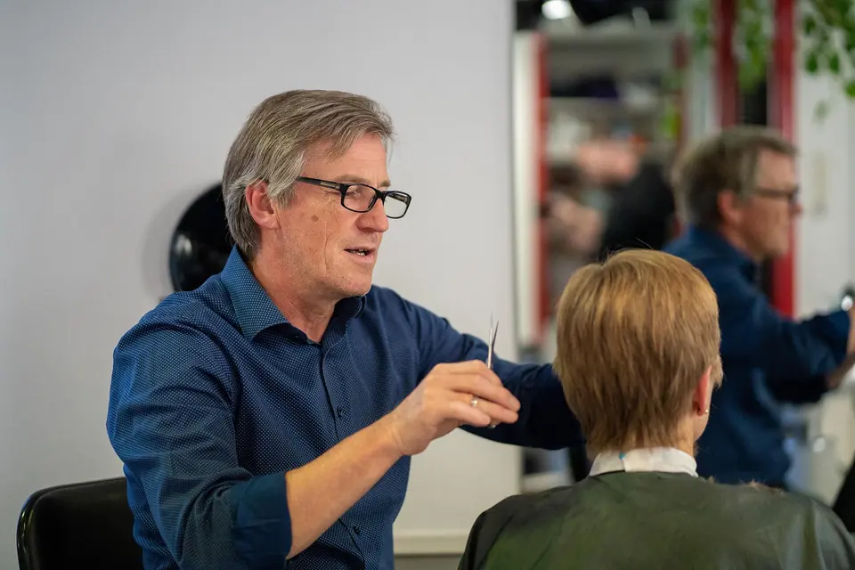 Andreas Reichinger beim Haarschnitt im Salon