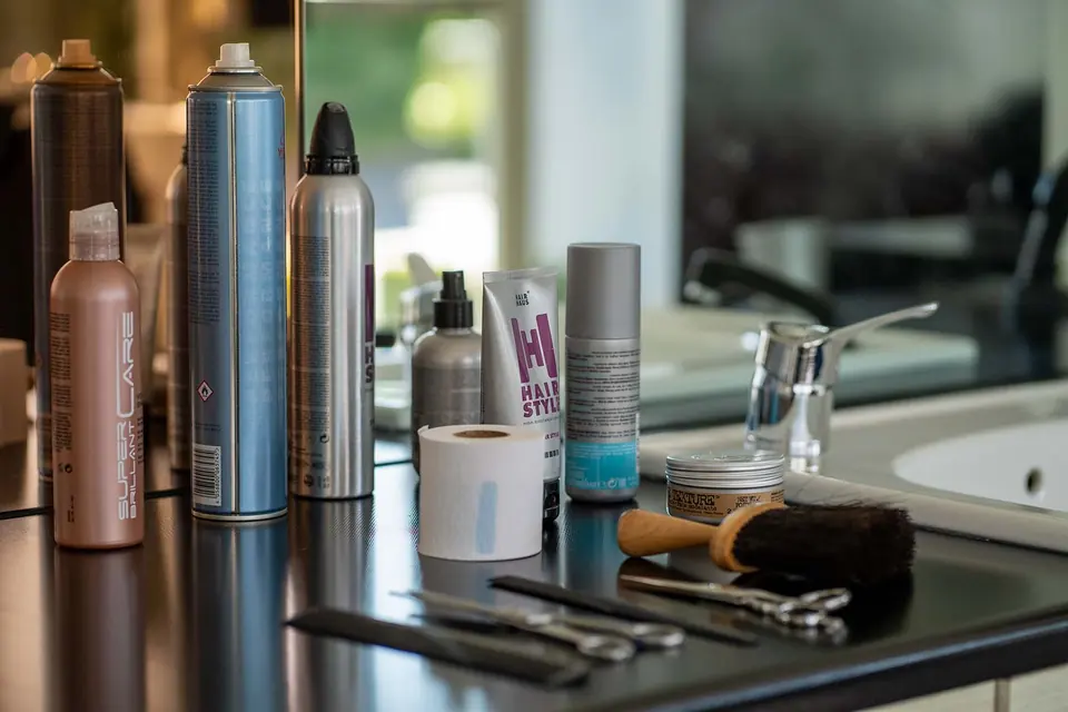 Stylingprodukte und Werkzeug am Waschplatz