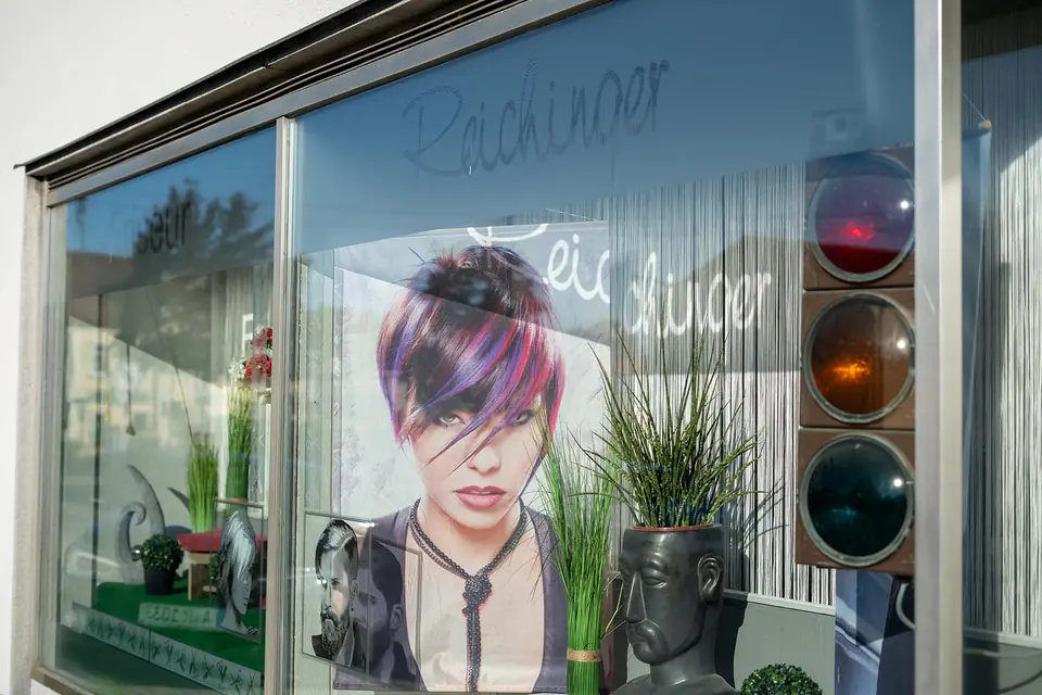 Eingang und Schaufenster des Salons