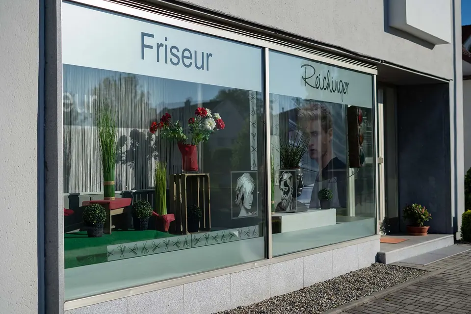 Schaufenster von Friseur Reichinger in der Greifstraße 1 in Bobingen