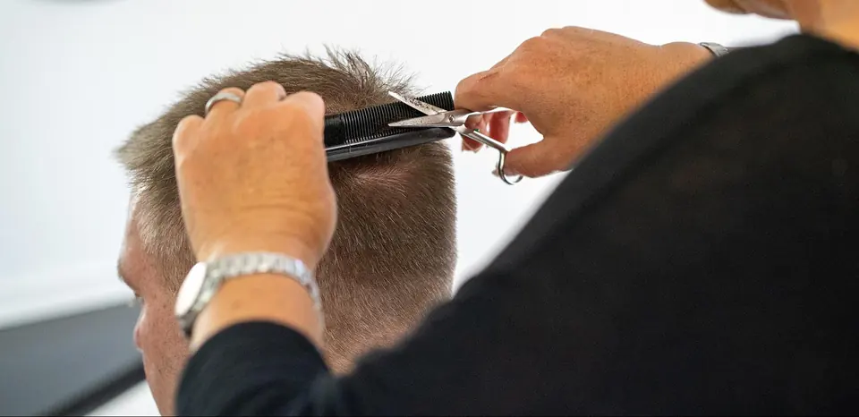 Haarschnitt mit Schere und Kamm in Nahaufnahme